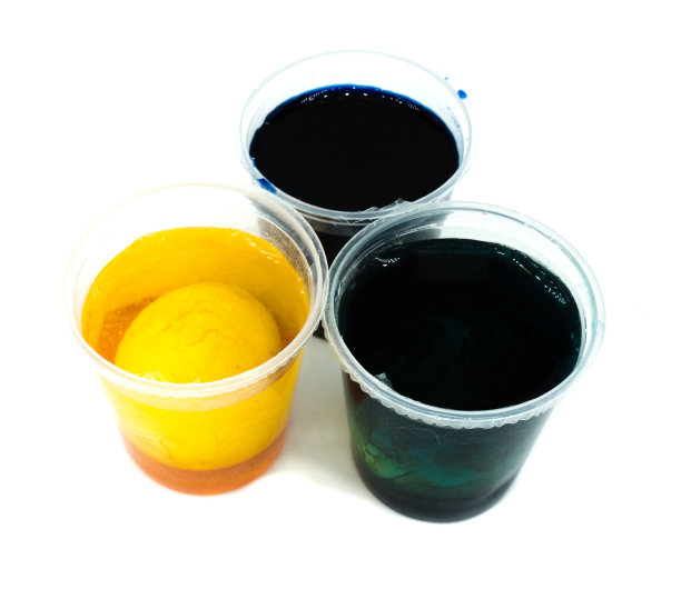 彩色烧杯中的复活节彩蛋图片下载