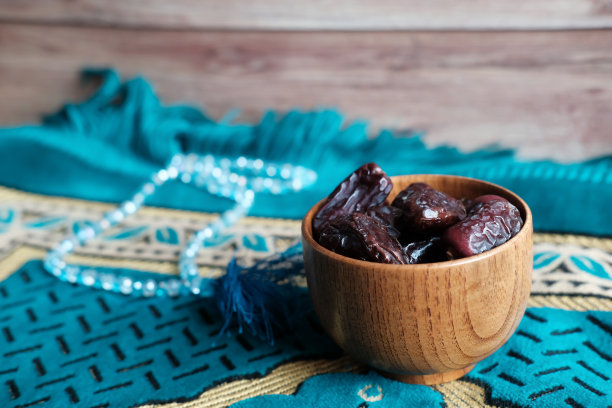 俯视图的红枣水果滴在一个碗图片下载