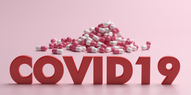 Covid19疗法。粉红色背景下的胶囊和红色文字。三维演示图片下载