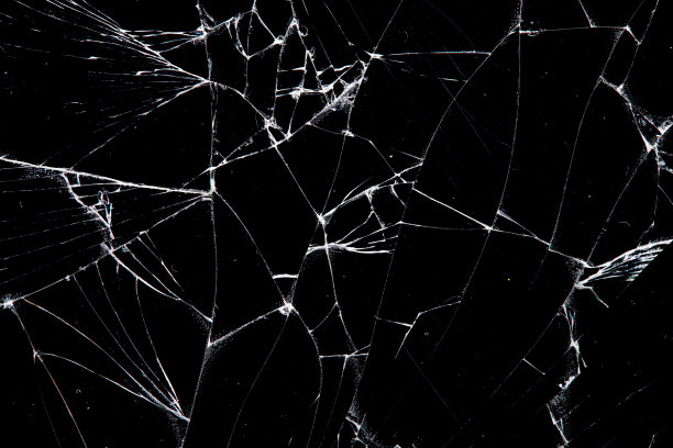 破碎的玻璃孤立在黑色背景上。图片下载