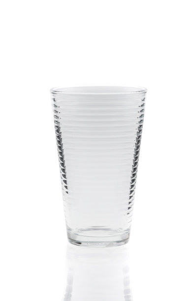 白色背景上的空杯子可以盛水、果汁或牛奶。图片下载