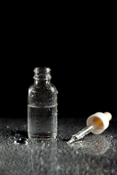 透明的玻璃瓶在黑色的背景图片下载