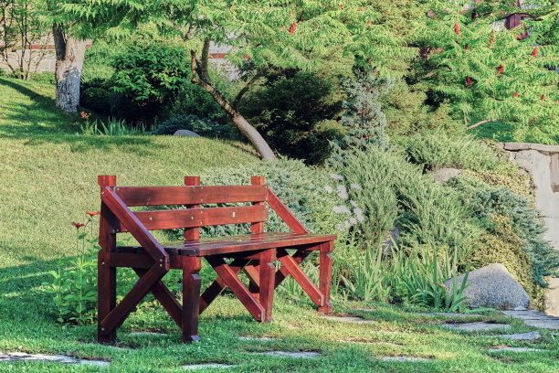 后花园的复古风格木凳图片下载