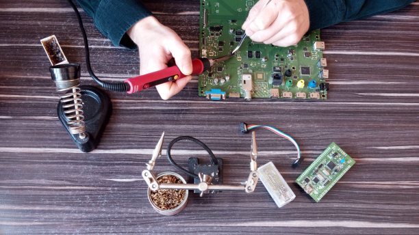 Еlectronic工程师在工作。图片下载