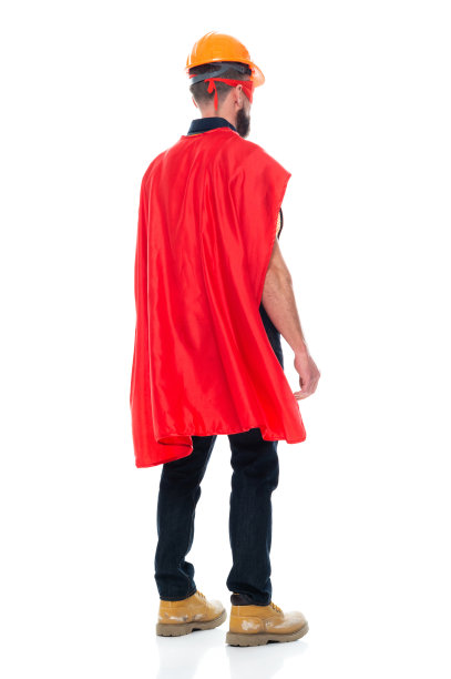 年轻的男英雄穿着牛仔裤在白色背景前修理图片下载