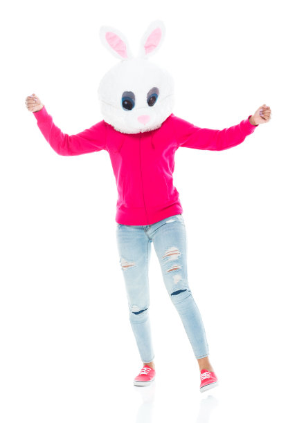 z一代女性走在白色背景前戴着面具伪装图片下载