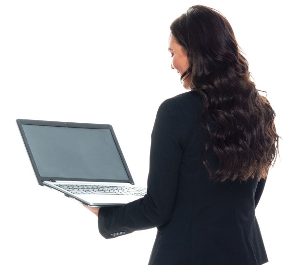 白人女商人站在白色的背景穿着商务服装和使用电脑图片下载