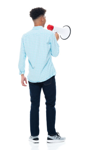 非洲裔男性站在白色背景下穿着纽扣衬衫和拿着扩音器图片下载