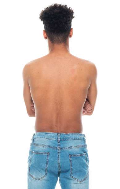 z一代十几岁的男孩穿着运动鞋站在白色背景前图片下载