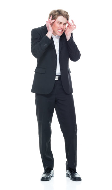 白人年轻男性穿着衬衫在白色背景前图片下载