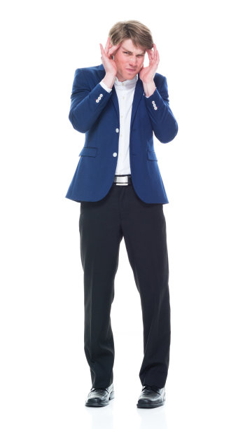 白种人年轻男性穿着夹克在白色背景前图片下载