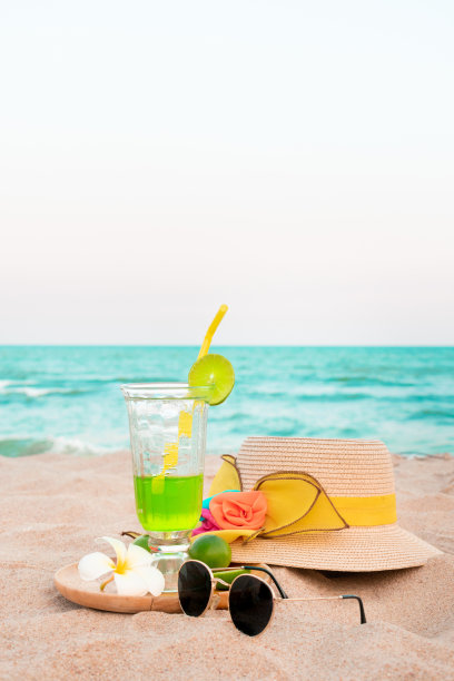 柠檬意大利苏打水配海滩配饰。图片下载