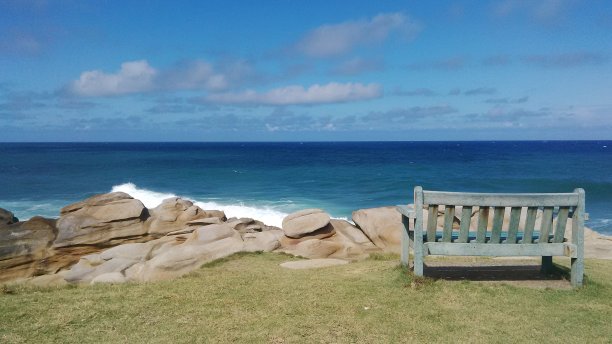 远眺大海的长凳图片下载