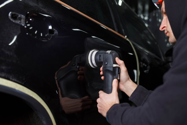 汽车抛光过程。详细工人抛光车身图片下载