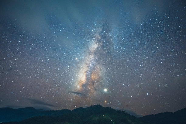 银河系与星星和空间美丽的景观绿色稻田准备在越南西北部的梯田日落山在木仓寨，颜白，越南图片下载