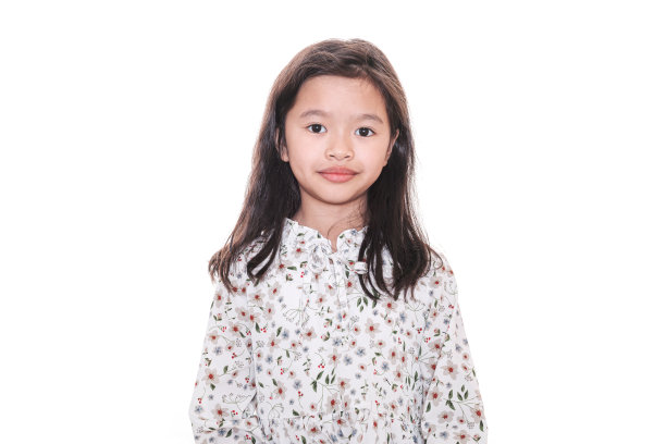 一个可爱的女孩的肖像孤立在白色的背景图片下载