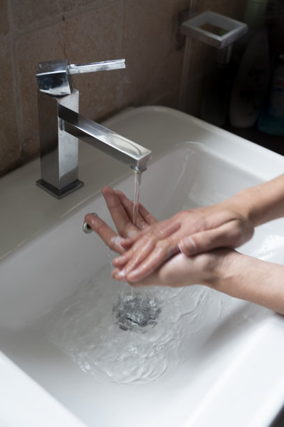 用肥皂和水洗手图片下载