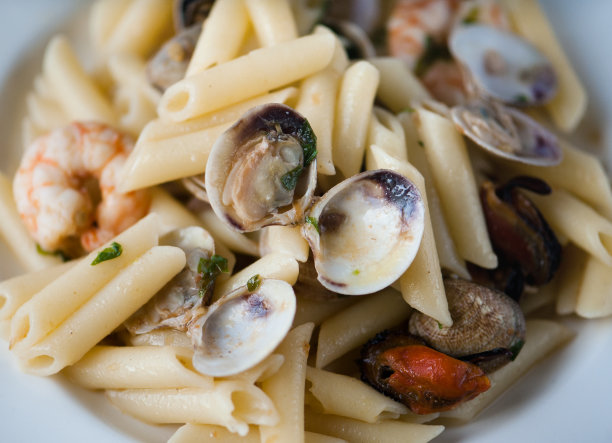 煮意大利面与贝壳和虾特写。图片下载