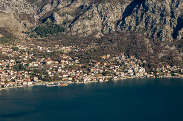在科托尔湾，黑山的一个城镇的观点图片下载