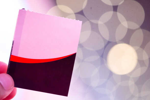 手里拿着纸电影票。广告、电影娱乐节目、影院模板设计。图片下载