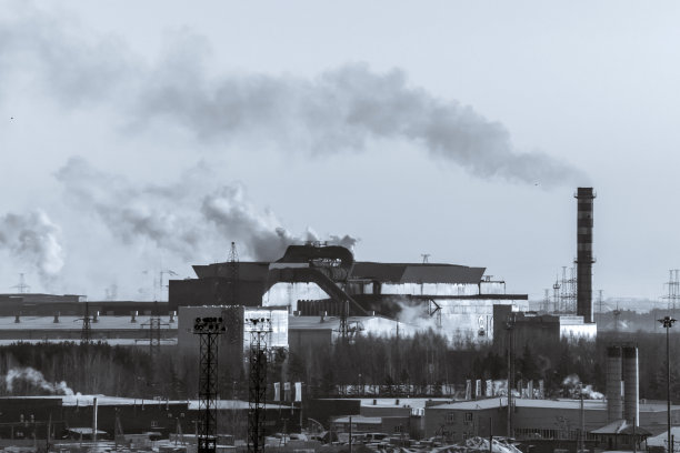 烟管工厂黑白照片复古风格。环境污染的概念图片下载