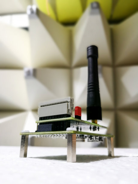 在暗室中带有无线通信模块的电子PCB图片下载