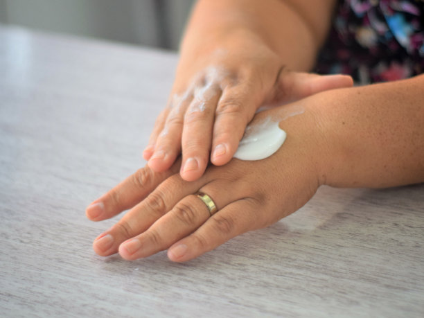 巴西妇女用乳液滋润她的双手图片下载