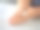 巴西妇女用乳液滋润她的双手图片下载