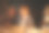 老夫妇深夜在办公室的近距离照片。女人在用笔记本电脑工作，而男人坐在她旁边帮助她。图片下载