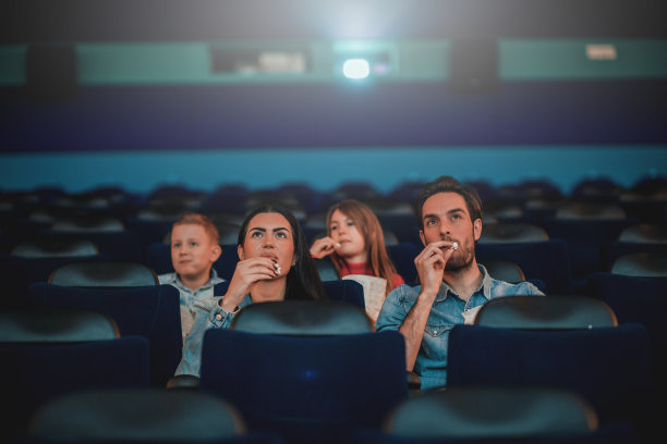 在电影院里的家庭图片下载