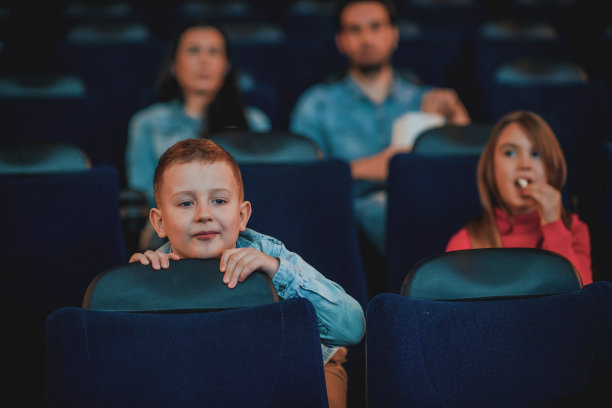 在电影院里的家庭图片下载