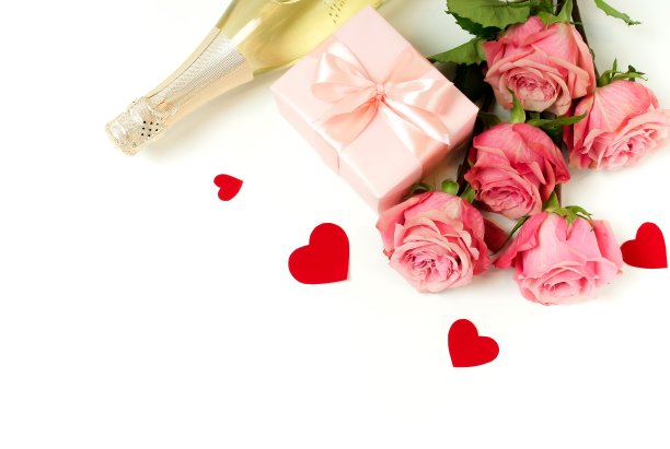 粉红色玫瑰花束，礼盒，香槟瓶和红心纸屑孤立在白色背景与复制空间。情人节，生日背景。俯视图平铺图片下载