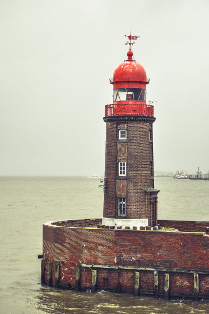 砖砌灯塔，红色屋顶图片下载