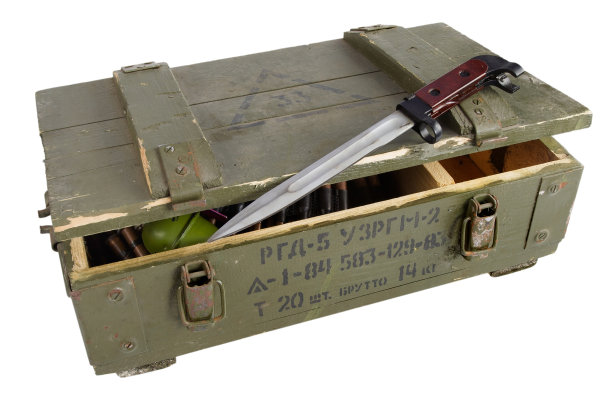 带有刺刀的苏联军队弹药箱。俄文文本 - 弹药类型（RGD 5 UZRGM - 手榴弹），批号和生产日期，件数和重量图片下载
