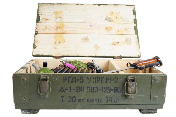 带有刺刀的苏联军队弹药箱。俄文文本 - 弹药类型（RGD 5 UZRGM - 手榴弹），批号和生产日期，件数和重量图片下载