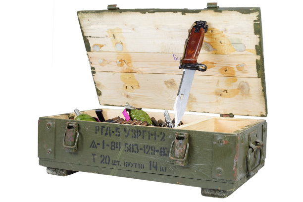 带有刺刀的苏联军队弹药箱。俄文文本 - 弹药类型（RGD 5 UZRGM - 手榴弹），批号和生产日期，件数和重量图片下载