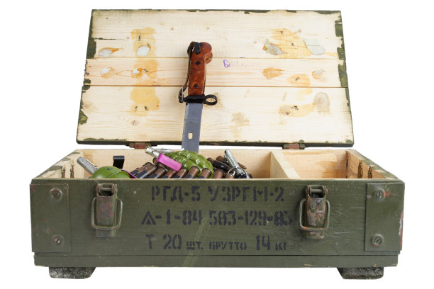 带有刺刀的苏联军队弹药箱。俄文文本 - 弹药类型（RGD 5 UZRGM - 手榴弹），批号和生产日期，件数和重量图片下载