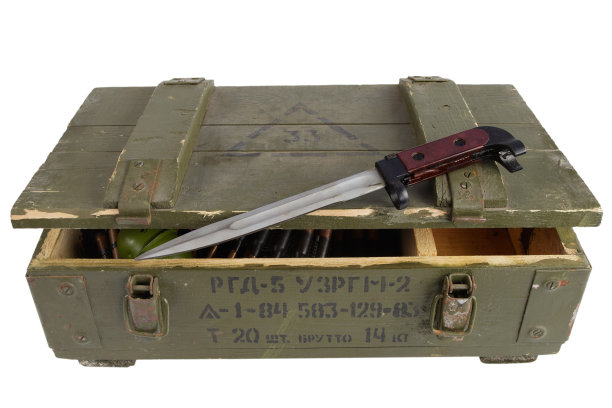 带有刺刀的苏联军队弹药箱。俄文文本 - 弹药类型（RGD 5 UZRGM - 手榴弹），批号和生产日期，件数和重量图片下载