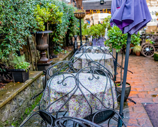 门外的桌椅在一个小院子里图片下载