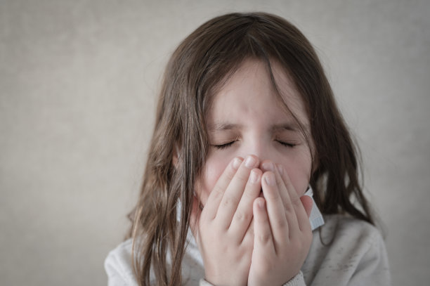 咳嗽生病儿童的新冠病毒防护图片下载