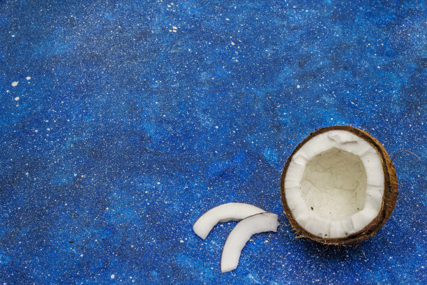 成熟的椰子切成两半孤立图片下载