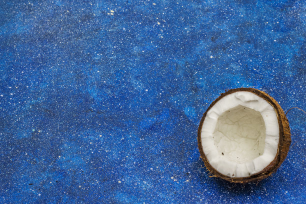 成熟的椰子切成两半孤立图片下载