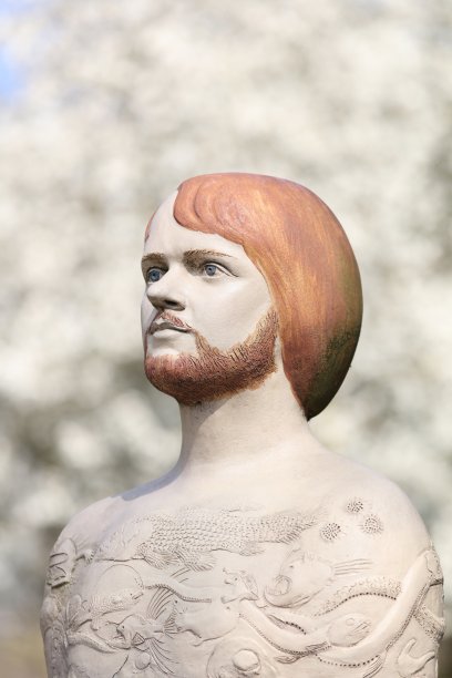 近旁是一个漂亮的年轻人雕塑图片下载