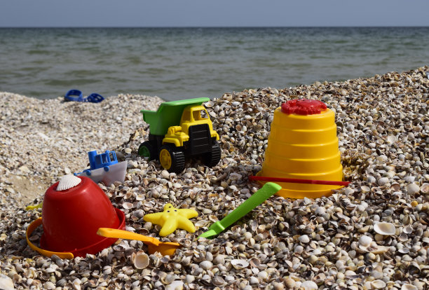 以大海为背景的塑料儿童玩具。图片下载