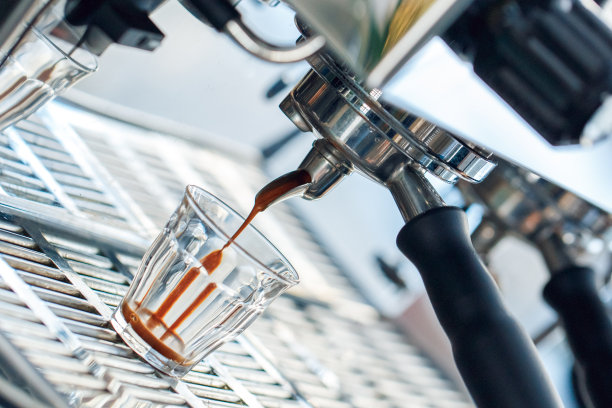 专业的咖啡机与无底过滤器准备浓咖啡图片下载