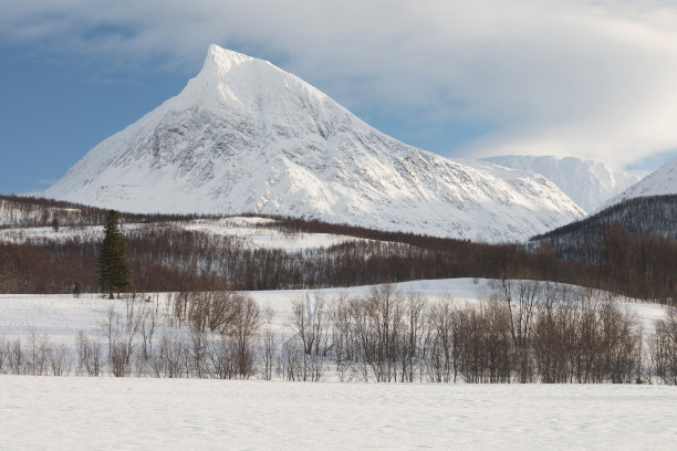 挪威森加的雪峡湾和山脉全景。令人惊叹的挪威自然海景，受欢迎的旅游景点，最著名的旅游地点。美丽的日落在令人惊叹的冬季景观图片下载