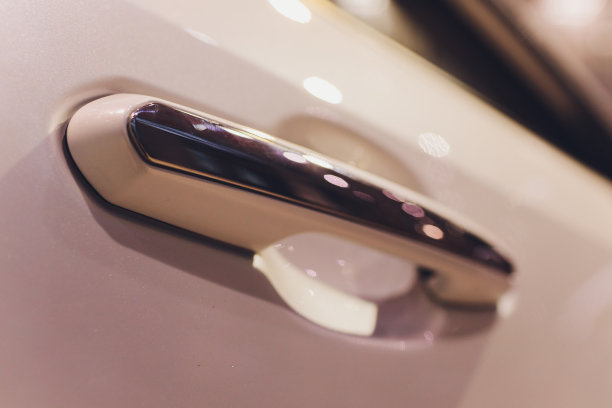 汽车车门把手的水平彩色照片。图片下载