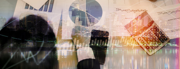 双重曝光：办公室工作的商业女性，分析桌上的文件，使用智能手机和计算器，公司业绩损益，股票图背景，横幅标题全景水平图片下载