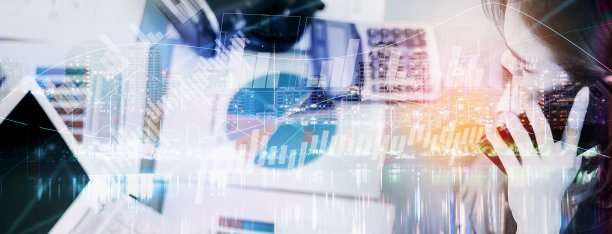 双重曝光：办公室工作的商业女性，分析桌上的文件，使用智能手机和计算器，公司业绩损益，股票图背景，横幅标题全景水平图片下载