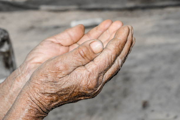 老年妇女祈祷并举起双手图片下载